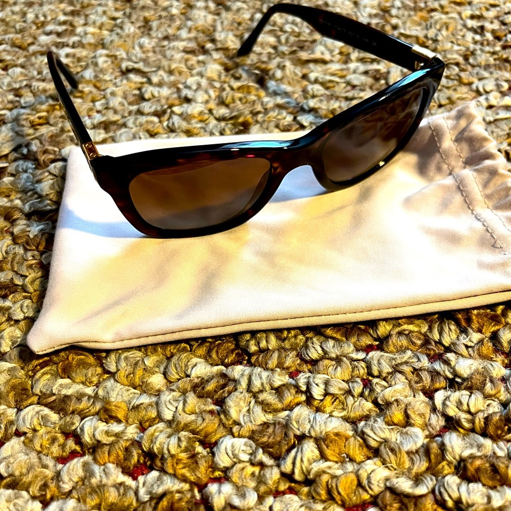 Women’s Tory Burch polarized sunglasses! Only worn twice!! - Picture 2 of 6